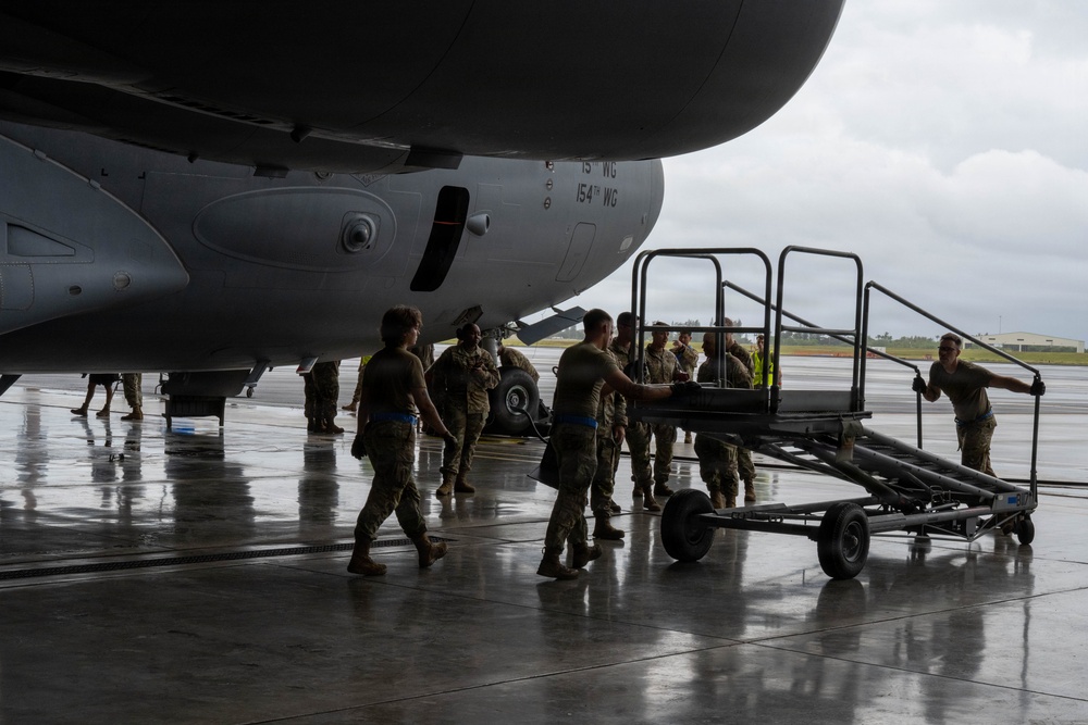 Eleventh Air Force command chief observes a C-17 Globemaster III maintenance rodeo