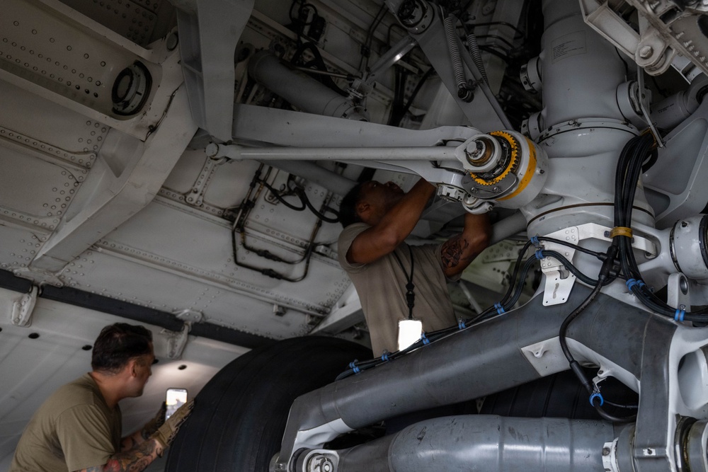 Eleventh Air Force command chief observes a C-17 Globemaster III maintenance rodeo