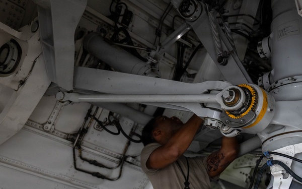 Eleventh Air Force command chief observes a C-17 Globemaster III maintenance rodeo