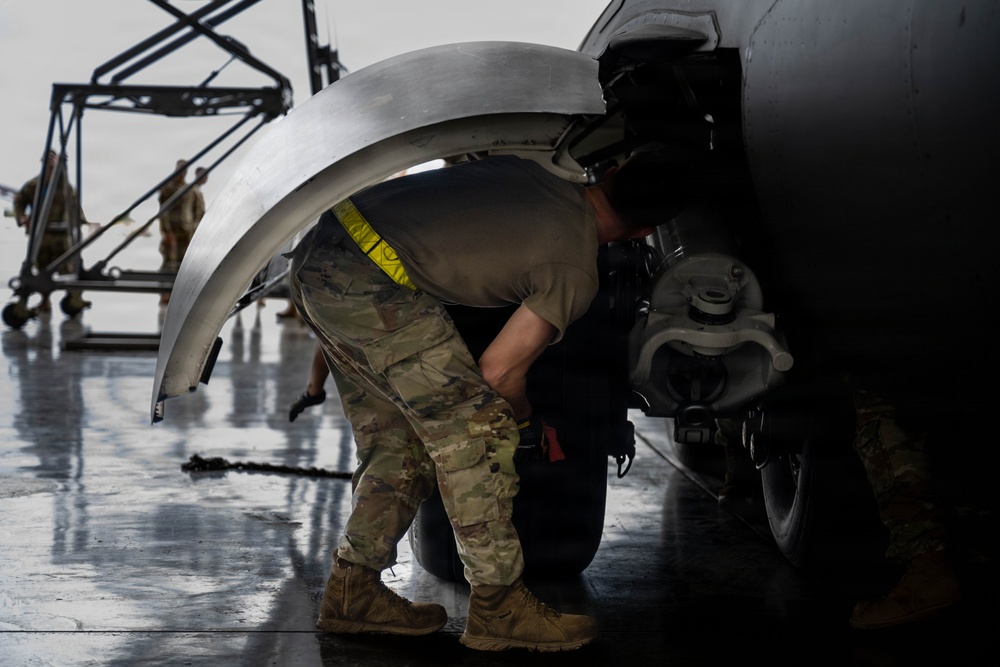 Eleventh Air Force command chief observes a C-17 Globemaster III maintenance rodeo