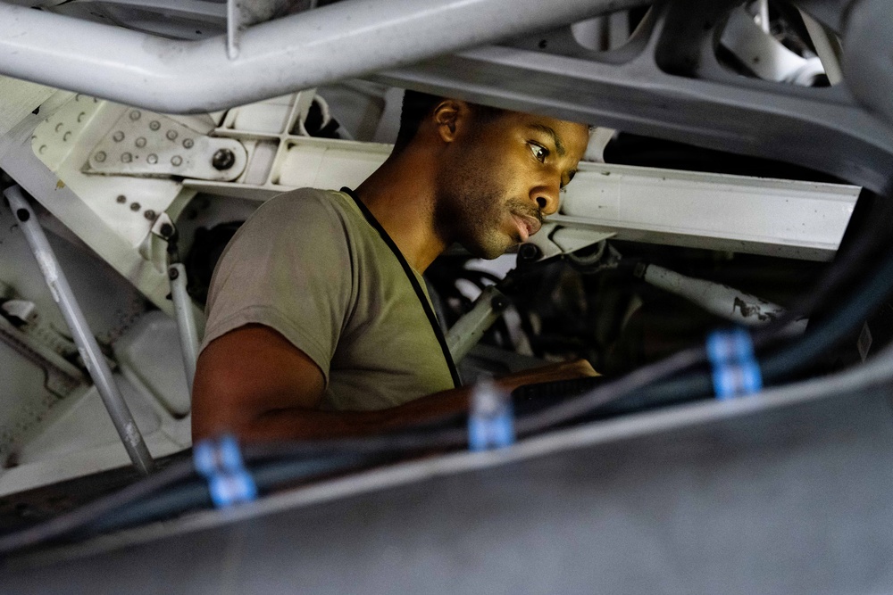 Eleventh Air Force command chief observes a C-17 Globemaster III maintenance rodeo
