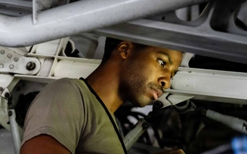 Eleventh Air Force command chief observes a C-17 Globemaster III maintenance rodeo