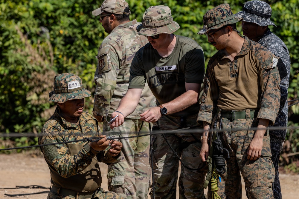 Jungle Operations Training Course - Panama 26-04: Z-Pully and Rope Bridge