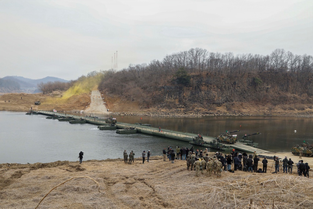 CFC Commander Observes Wet Gap Crossing During Freedom Shield 26