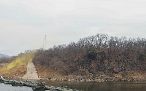 CFC Commander Observes Wet Gap Crossing During Freedom Shield 26