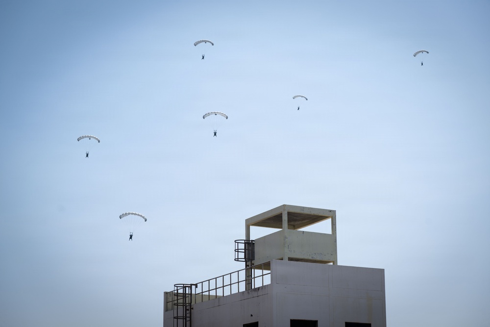 U.S. and Royal Thai Navies continue freefall training, exchange wings at CG26