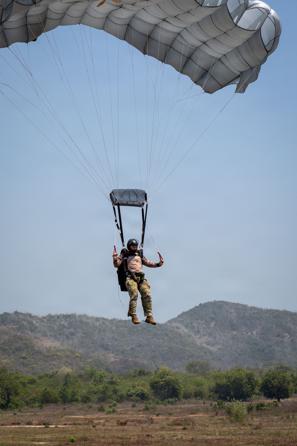 U.S. and Royal Thai Navies continue freefall training, exchange wings at CG26