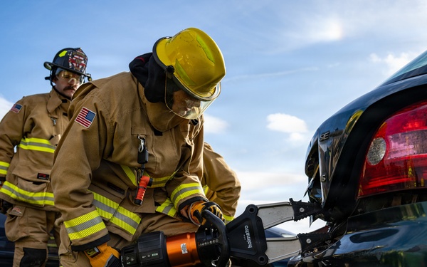 422 and 100 CES Fire train together