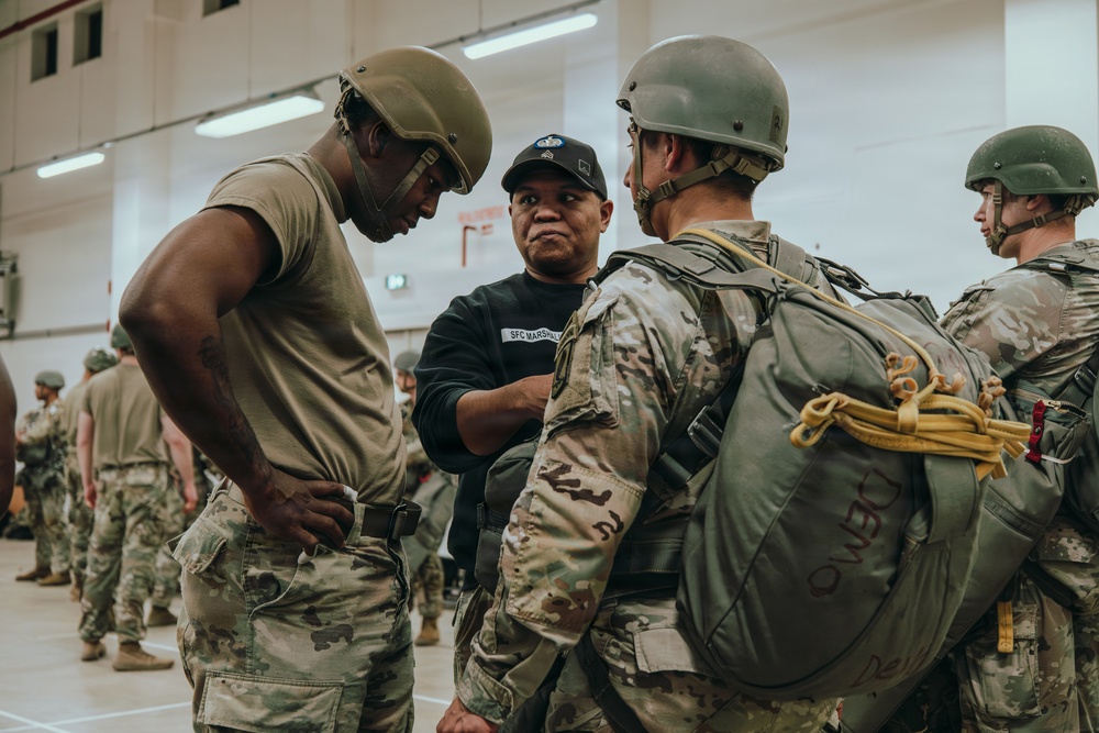 Jumpmaster Students Conduct JMPI Training at Caserma Del Din