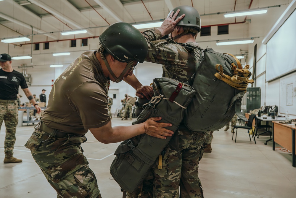 Jumpmaster Students Conduct JMPI Training at Caserma Del Din