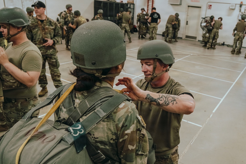 Jumpmaster Students Conduct JMPI Training at Caserma Del Din