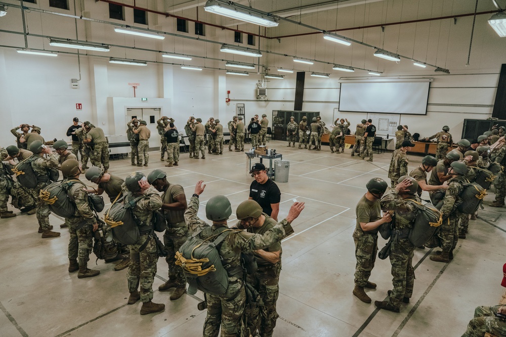 Jumpmaster Students Conduct JMPI Training at Caserma Del Din