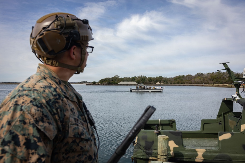2nd Marine Logistics Group’s Maritime Distribution Platoon provides demonstration to Assistant Deputy Commandant of Installations and Logistics