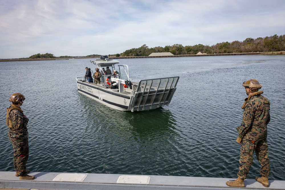 2nd Marine Logistics Group’s Maritime Distribution Platoon provides demonstration to Assistant Deputy Commandant of Installations and Logistics