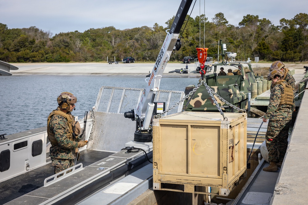 2nd Marine Logistics Group’s Maritime Distribution Platoon provides demonstration to Assistant Deputy Commandant of Installations and Logistics