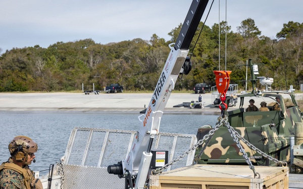 2nd Marine Logistics Group’s Maritime Distribution Platoon provides demonstration to Assistant Deputy Commandant of Installations and Logistics
