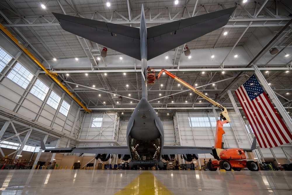 860th AMXS conducts maintenance on C-17