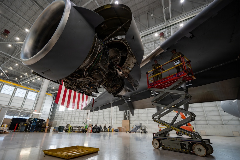 860th AMXS conducts maintenance on C-17