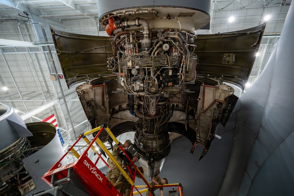 860th AMXS conducts maintenance on C-17