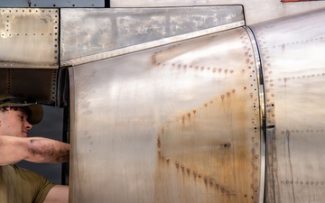 860th AMXS conducts maintenance on C-17