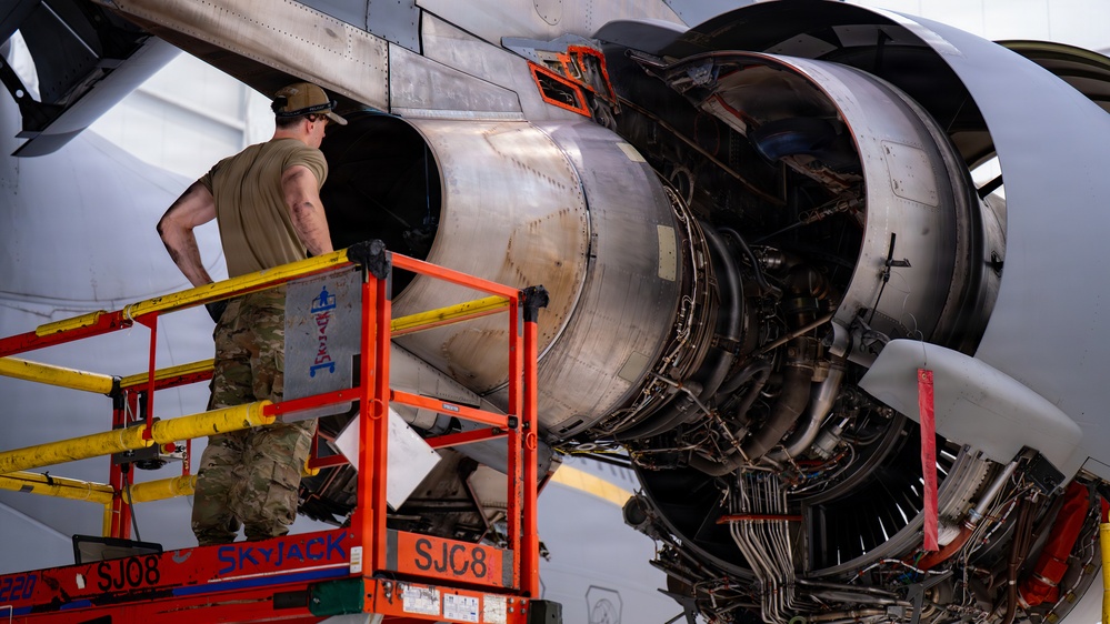 860th AMXS conducts maintenance on C-17