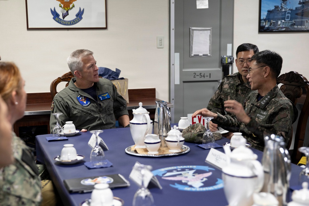 Commander, Republic of Korea Fleet visits USS Blue Ridge, meets with Commander, U.S. 7th Fleet