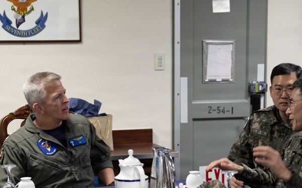 Commander, Republic of Korea Fleet visits USS Blue Ridge, meets with Commander, U.S. 7th Fleet