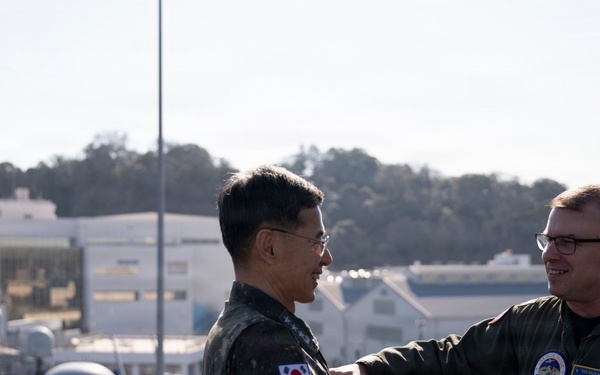 Commander, Republic of Korea Fleet visits USS Blue Ridge, meets with Commander, U.S. 7th Fleet