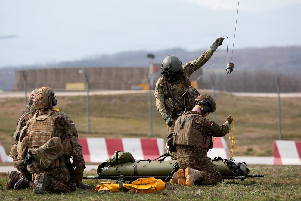 U.S. MEDEVAC team conducts hoist training with Latvian Soldiers