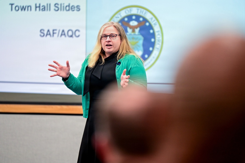 Executive contracting leader brings acquisition transformation message to workforce