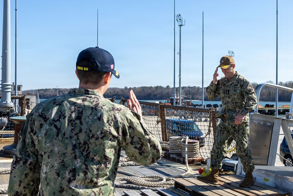 C2F Commander VADM Doug Perry Visits USS Gonzalez