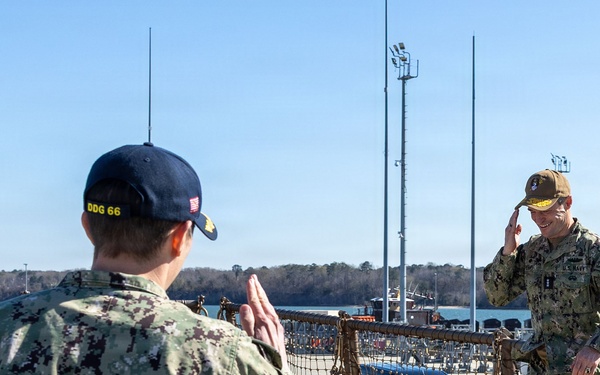 C2F Commander VADM Doug Perry Visits USS Gonzalez
