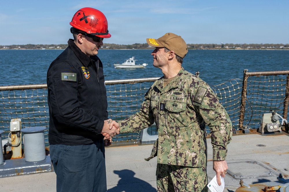 C2F Commander VADM Doug Perry Visits USS Gonzalez
