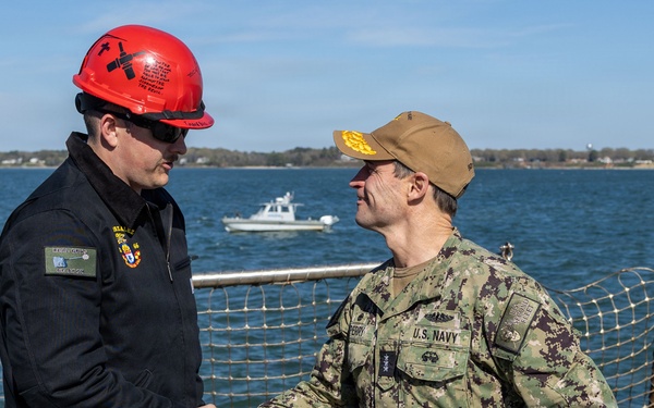 C2F Commander VADM Doug Perry Visits USS Gonzalez