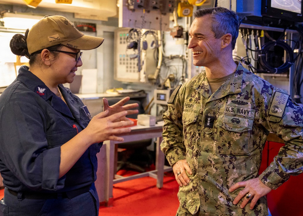 C2F Commander VADM Doug Perry Visits USS Gonzalez