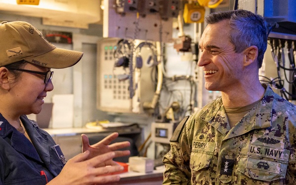 C2F Commander VADM Doug Perry Visits USS Gonzalez