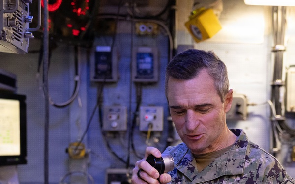 C2F Commander VADM Doug Perry Visits USS Gonzalez