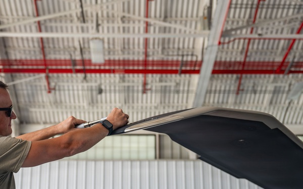 Replacement of a tip cap for a main rotor blade