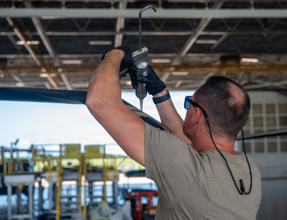 Replacement of a tip cap for a main rotor blade