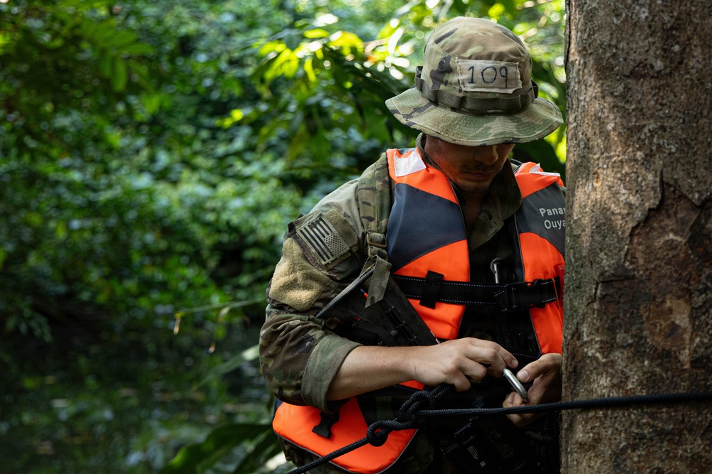 Jungle Operations Training Course - Panama: Jungle Waterborne Operations