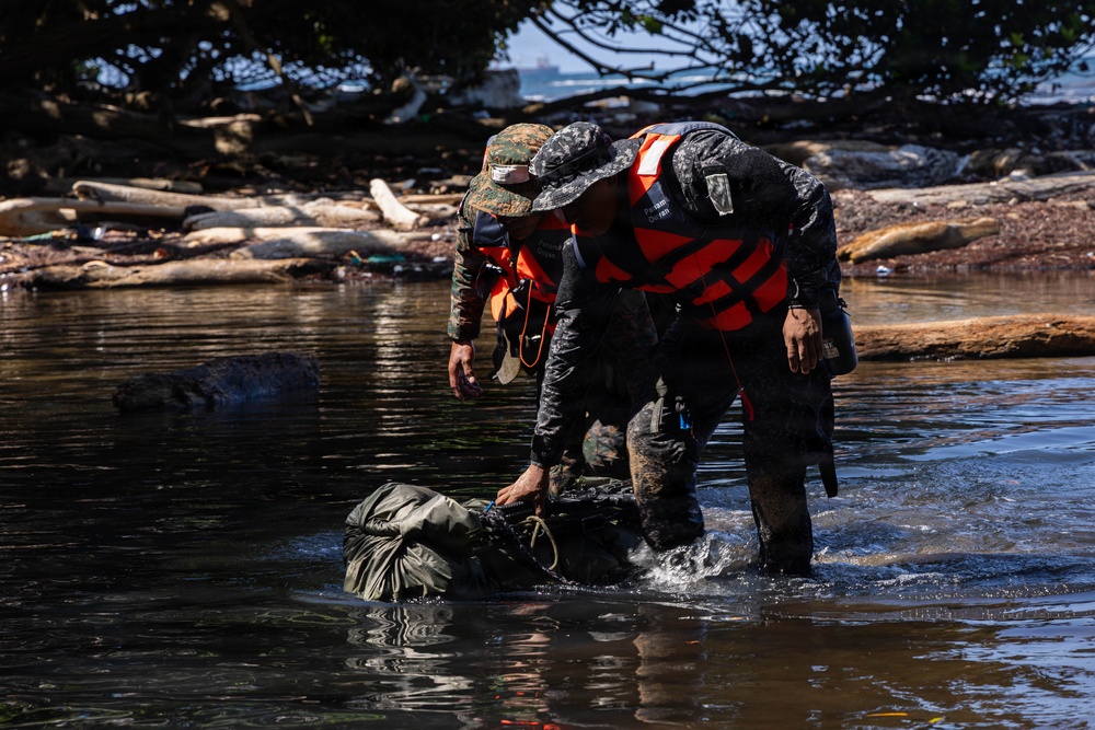 Jungle Operations Training Course - Panama: Jungle Waterborne Operations