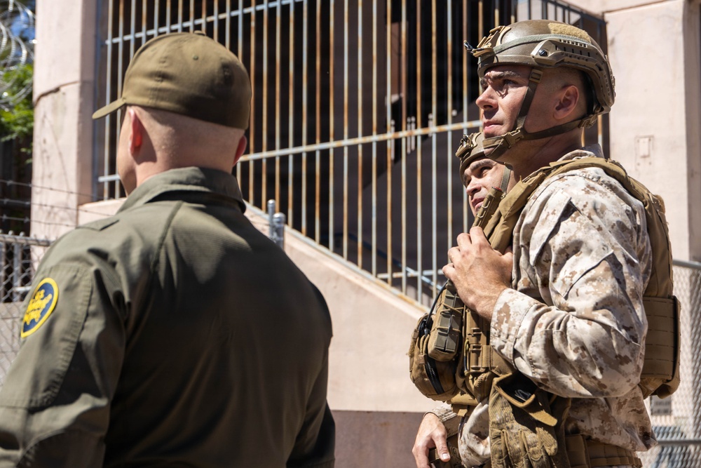 U.S. Border Patrol agents lead Marines on guided southern border survey