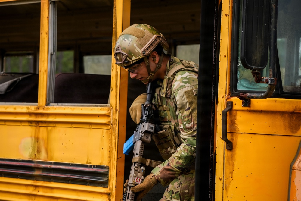 U.S. Army soldiers Push Limits in Best 92Y Competion