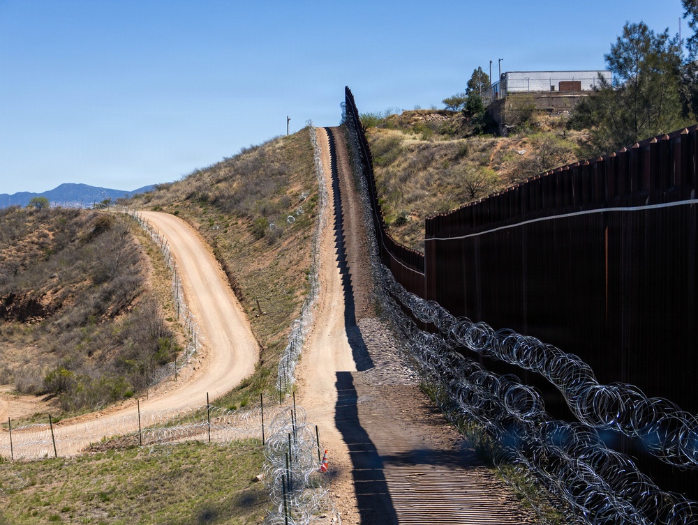 U.S. Border Patrol agents lead Marines on guided southern border survey