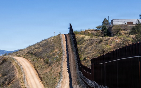 U.S. Border Patrol agents lead Marines on guided southern border survey