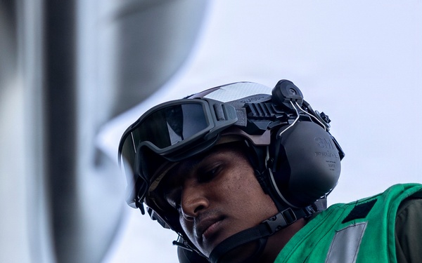 11th MEU Marines, Sailors Conduct Flight Operations Aboard USS Boxer