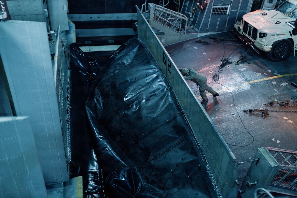 11th MEU Marines, Sailors conduct well deck operations aboard USS Portland