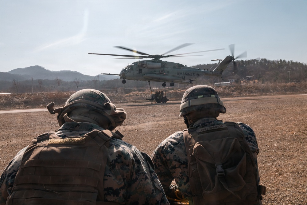 HMH-466, 12th LLB train in external lifts