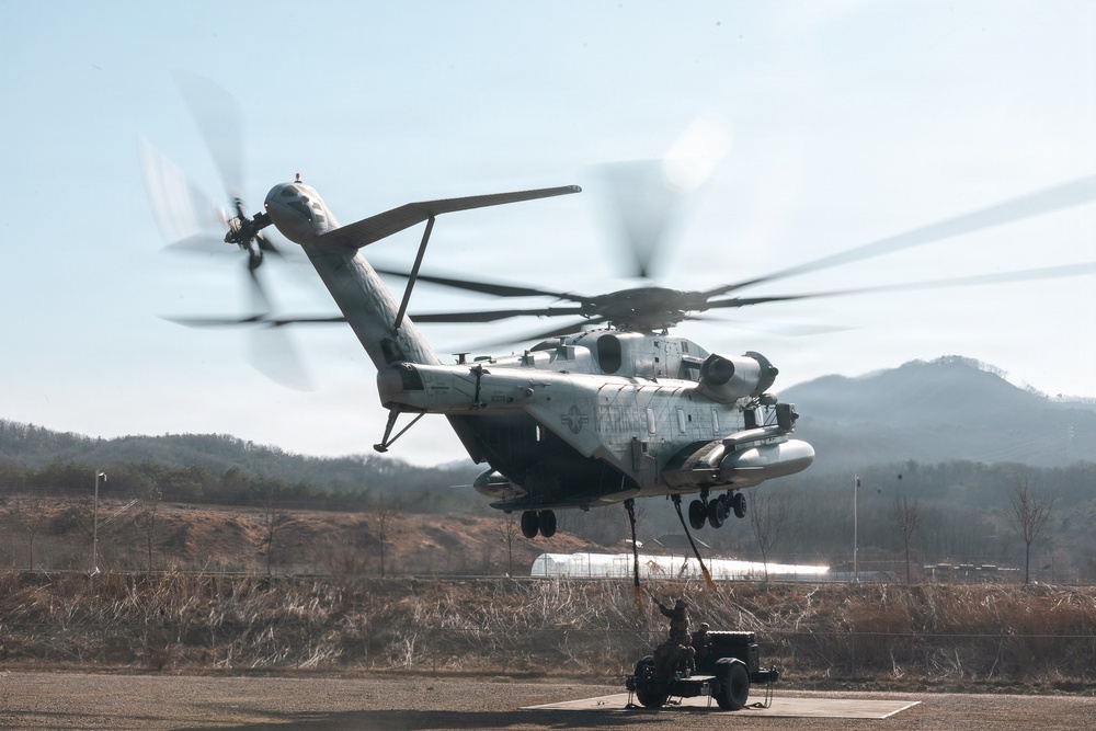 HMH-466, 12th LLB train in external lifts