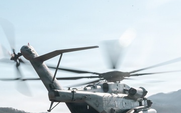 HMH-466, 12th LLB train in external lifts